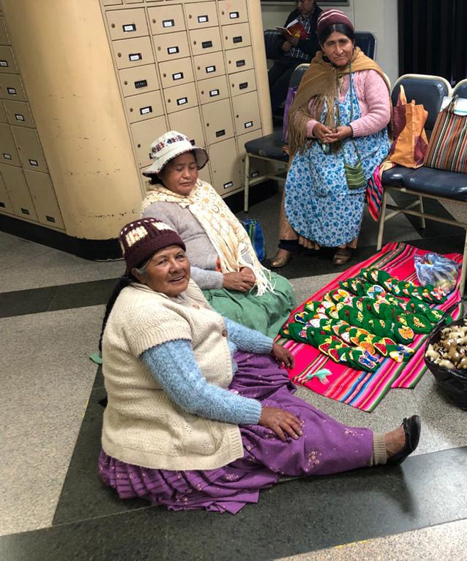 3 Strickerinnen in Bolivien sortieren das Strickgut