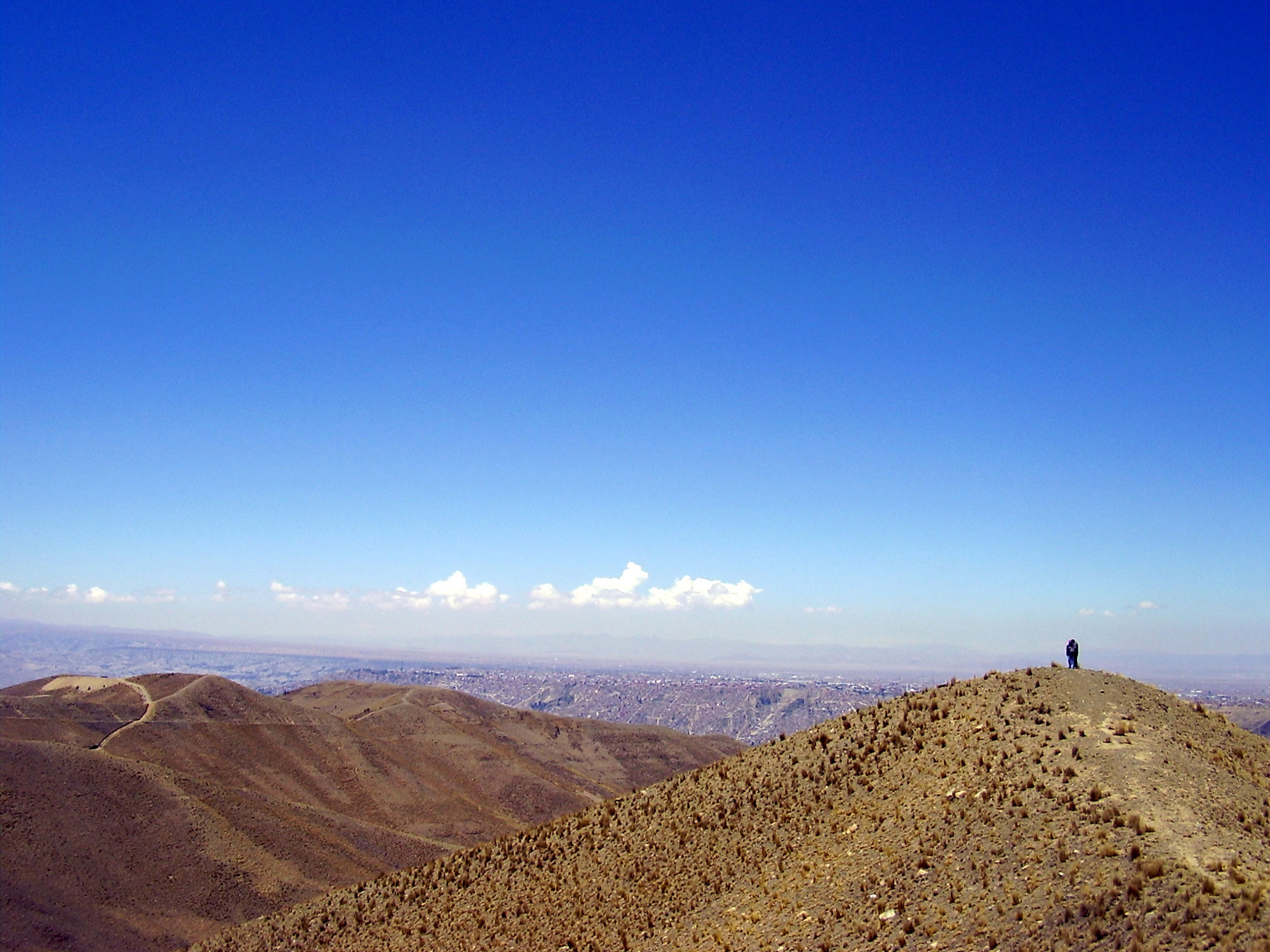 Landschaftsaufnahme von sandigen Bergen und intensiv blauem Himmel in Bolivien