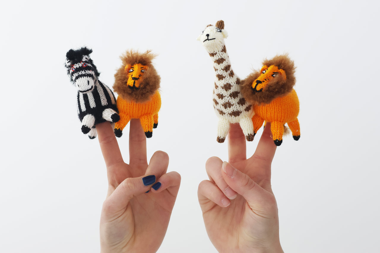 Fingerpuppen Zebra, Löwe und Giraffe auf Händen